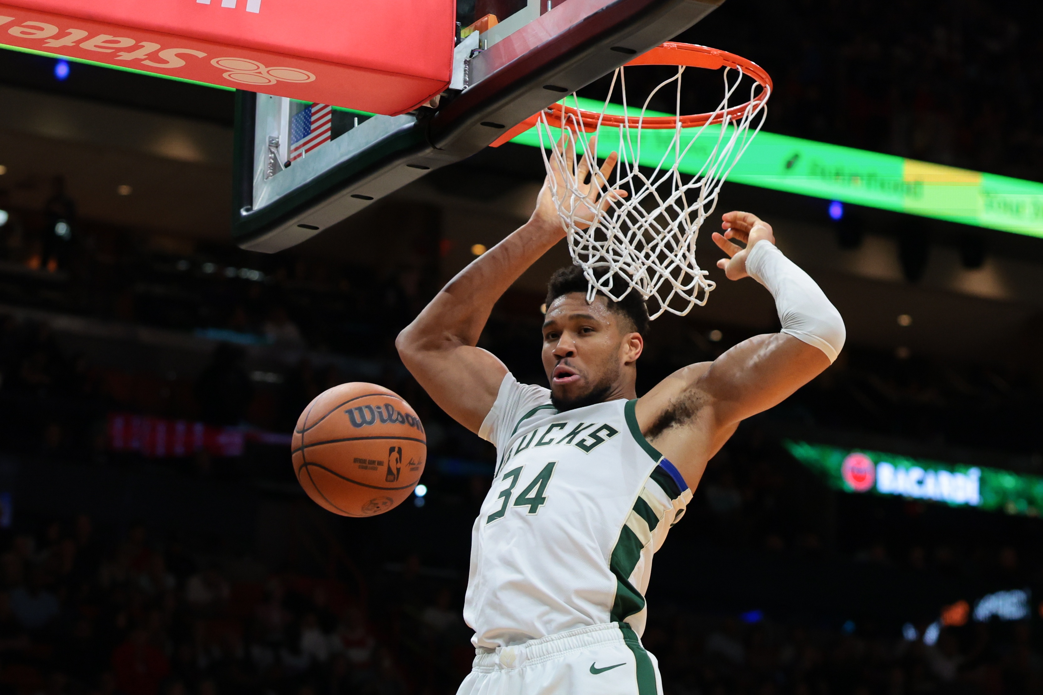 kaiyun正规平台-横冲直撞！字母哥转身隔扣赫夫 随后空篮再扣率队扩大领先